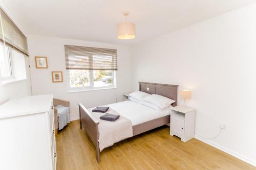 1 dormitorio con 2 camas y ventana en Cosy City Centre Apartment With Parking en Norwich