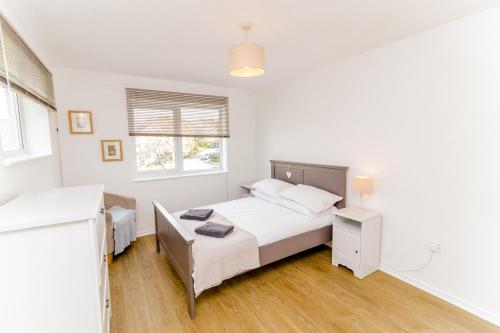 a bedroom with two beds and a window at Cosy City Centre Apartment With Parking in Norwich
