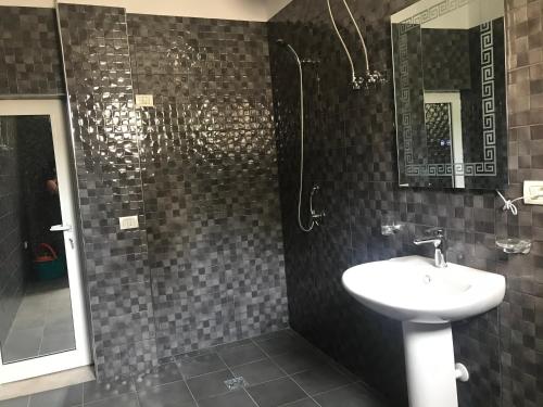 Green house, 1 bedroom & 1 kitchen apartment, located in Elbasan city center - Image 5