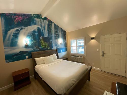 Postel nebo postele na pokoji v ubytování Escondido Inn