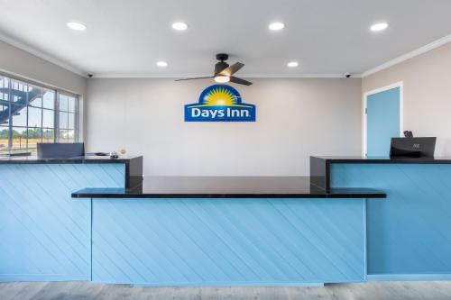 Un certificado, premio, letrero u otro documento en Days Inn by Wyndham Red Bluff