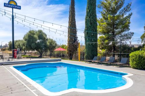La alberca dentro o cerca de Days Inn by Wyndham Red Bluff