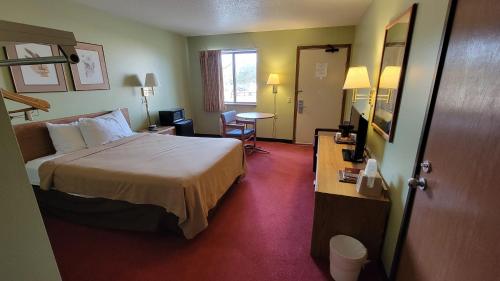 Ένα ή περισσότερα κρεβάτια σε δωμάτιο στο Wagner Lakeside Motel