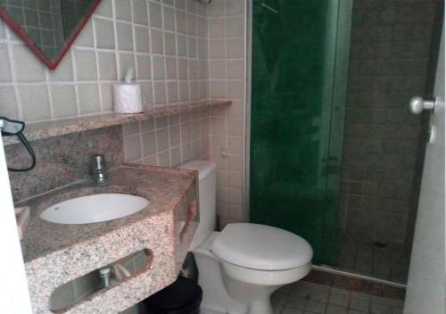 uma casa de banho com um WC, um lavatório e um chuveiro em Resort Ancorar Porto de Galinhas Flat 5305 em Porto de Galinhas