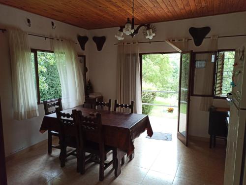 - une salle à manger avec une table et des chaises en bois dans l'établissement Casa Raco, à Raco