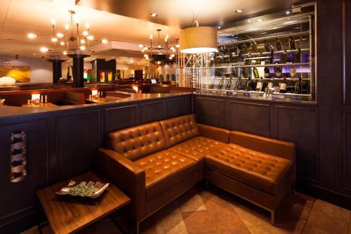 a bench in a restaurant with a bar at Motel Cartier in Rivière-du-Loup