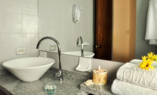 ein Badezimmer mit einer Badewanne, einem Waschbecken und einer Badewanne in der Unterkunft Hotel Boyaca Plaza in Tunja
