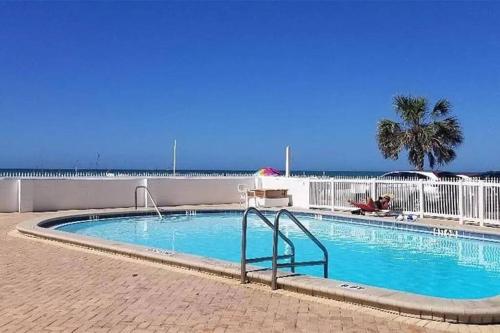 Foto da galeria de Treasure Island 1BR Beach condo with Gulf View em St. Pete Beach