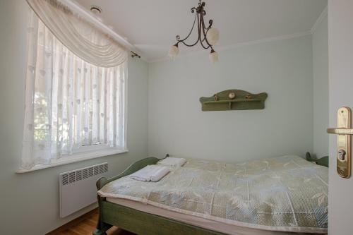 a bedroom with a bed and a window at Całoroczny dom wakacyjny in Stęszewko