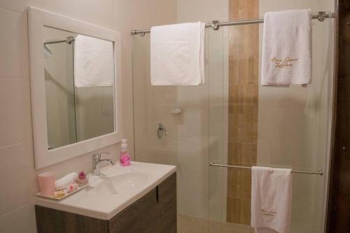 bagno con lavandino e doccia con specchio di Casa Jericó Zapatoca a Zapatoca