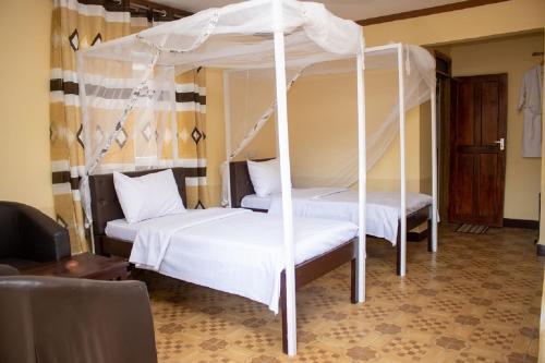 Krevet ili kreveti na kat u jedinici u objektu Kilimanjaro Snow Peak Hotel