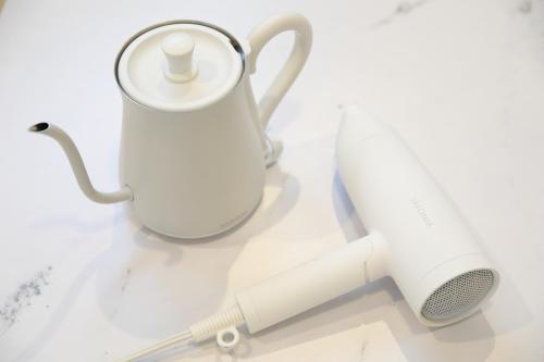 a white blender and a toothbrush on a counter at AQA ART 江の島 in Fujisawa