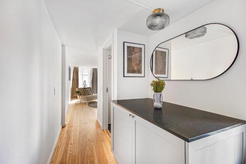 Kitchen o kitchenette sa Sanders Regent - Treasured Three-Bedroom Apartment Near Central Square