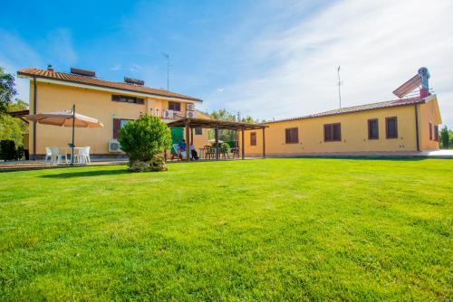 a large yard in front of a building at Bonsai B&B Alghero in Santa Maria la Palma