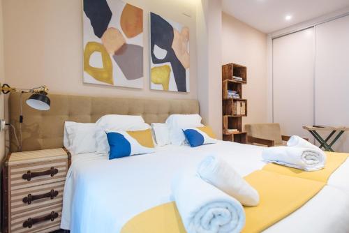 A bed or beds in a room at Maestranza Boutique