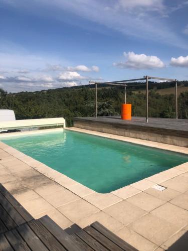 una piscina en la parte superior de una casa en Le Montagnon, en Lupé