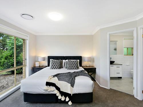 1 dormitorio con 1 cama grande y baño en Nulkaba House, en Nulkaba