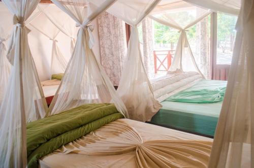 - 2 lits dans une chambre avec moustiquaires dans l'établissement RELAIS DU KIRINDY, à Kirindy