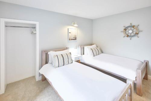 Ένα ή περισσότερα κρεβάτια σε δωμάτιο στο Host & Stay - Beach Retreat