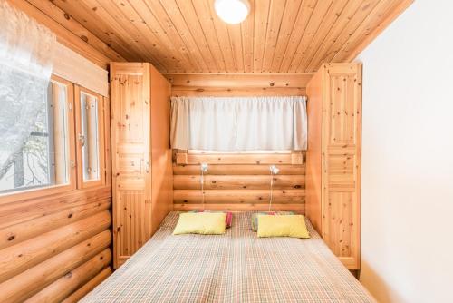 En eller flere senge i et værelse på Mäntyruka Holiday Homes