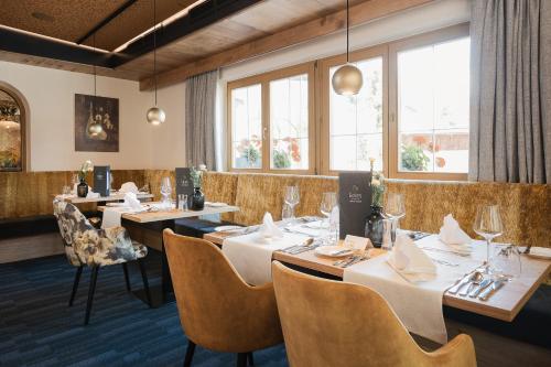 a restaurant with tables and chairs and windows at Alpine Resort Goies Superior in Ladis