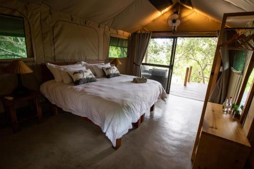 Katil atau katil-katil dalam bilik di Little Africa Safari Lodge