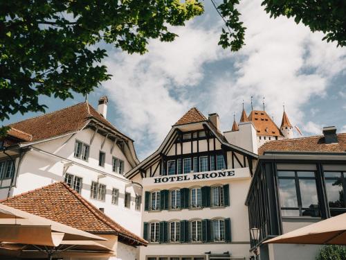 uma vista para o hotel kronbourg com edifícios em Hotel Krone Thun em Thun