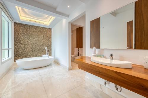 Kupatilo u objektu Ultra Luxurious 9BR Villa in Emirates Hills by Deluxe Holiday Homes