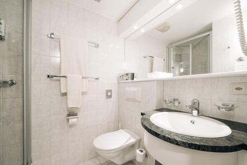 Uma casa de banho em Hotel Krone Thun