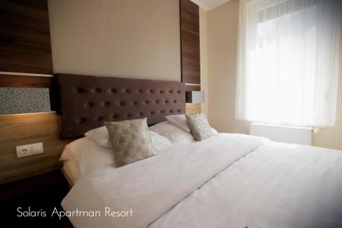 A bed or beds in a room at Solaris Apartman&Resort