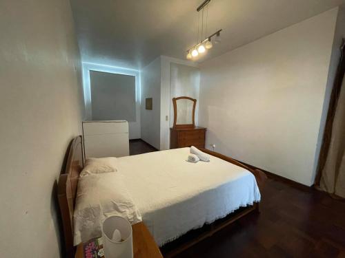 um quarto com uma grande cama branca num quarto em Shining no Funchal