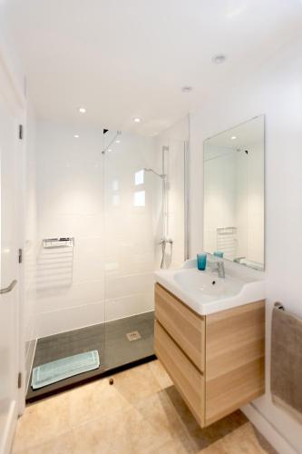 a bathroom with a sink and a shower at Princesa Ico in Puerto del Carmen