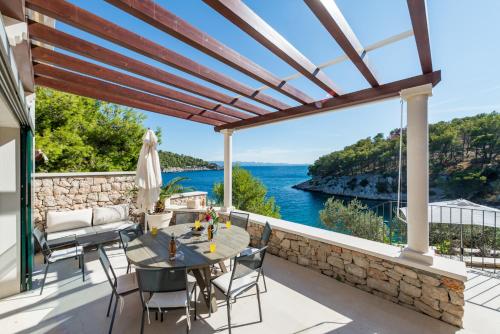 Brac Stone Beach Villa with Jacuzzi – Photos 3