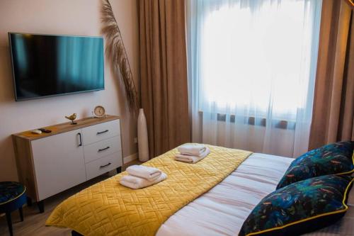 Ein Bett oder Betten in einem Zimmer der Unterkunft Miedziany by Rentoom
