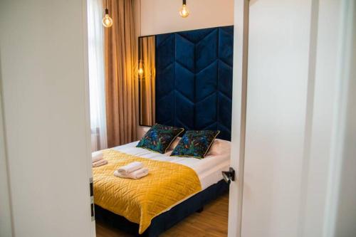 Ein Bett oder Betten in einem Zimmer der Unterkunft Miedziany by Rentoom