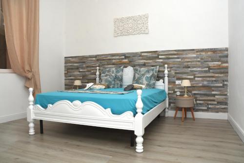 una camera con un letto bianco e un muro di mattoni di Paradise Lake a Castro
