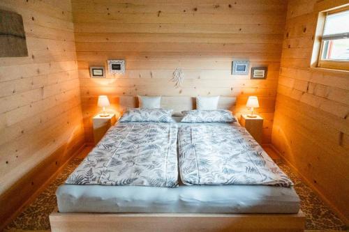 1 Schlafzimmer mit 2 Betten in einem Holzzimmer in der Unterkunft Himmelreich-Chalets in Lam