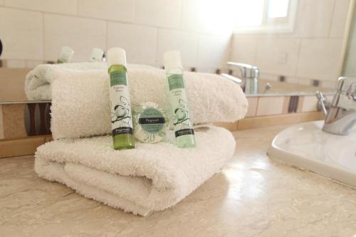 una pila de toallas con cepillos de dientes en el baño en Melanos Village A21, en Pafos