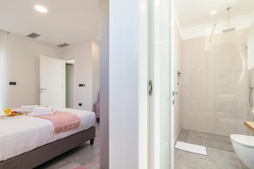 A bathroom at Villa Sea View Mandriol