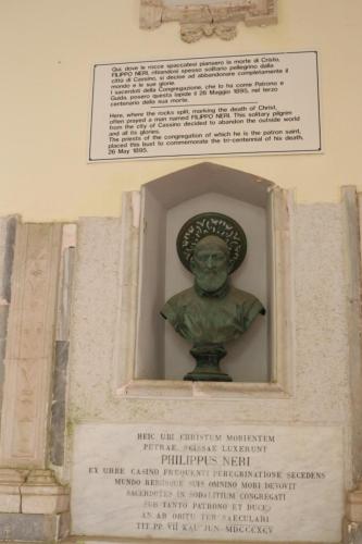 a statue of a bust of a man on a wall at Hotel Mirasole International in Gaeta