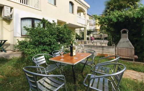 una mesa y sillas con botellas de vino y copas de vino en Apartments Čiovo, en Trogir