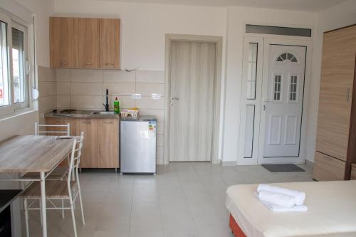Η κουζίνα ή μικρή κουζίνα στο Bay Leaf Apartments