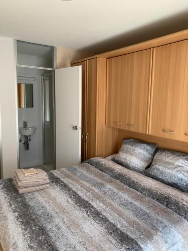 เตียงในห้องที่ Zeedijk Appartement