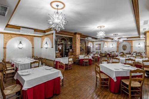 Restorāns vai citas vietas, kur ieturēt maltīti, naktsmītnē HOTEL DON RAMIRO