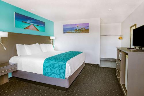 a hotel room with a bed and a television at Howard Johnson by Wyndham Gananoque in Gananoque