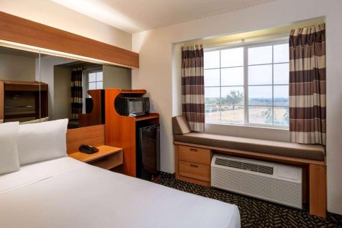 TV tai viihdekeskus majoituspaikassa Microtel Inn & Suites by Wyndham Salt Lake City Airport