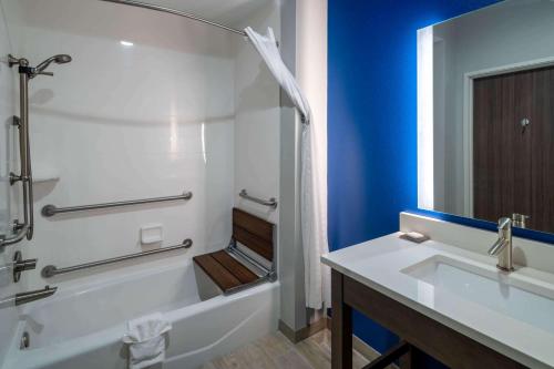 a bathroom with a white tub and a sink at La Quinta Inn & Suites by Wyndham Tifton in Tifton
