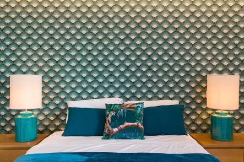 Ένα ή περισσότερα κρεβάτια σε δωμάτιο στο Luxury 4 bedr Flat w/ PANORAMIC Views & Pool!!