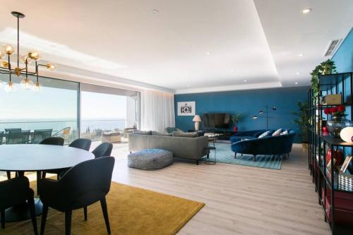 Χώρος καθιστικού στο Luxury 4 bedr Flat w/ PANORAMIC Views & Pool!!