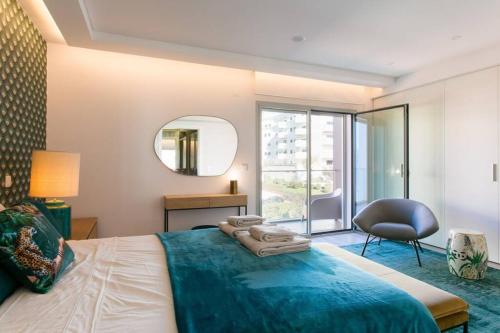 Luxury 4 bedr Flat w/ PANORAMIC Views & Pool!! tesisinde bir odada yatak veya yataklar
